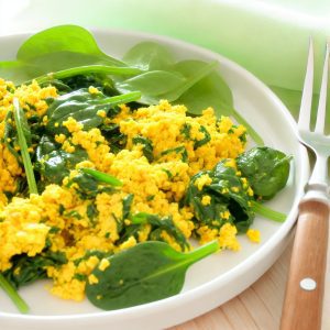 Huevos Revueltos con Espinacas y Curcuma